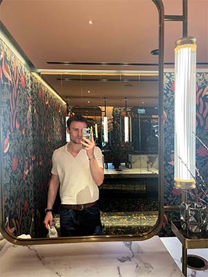 Homme et rencontre moderne sur Euralille
