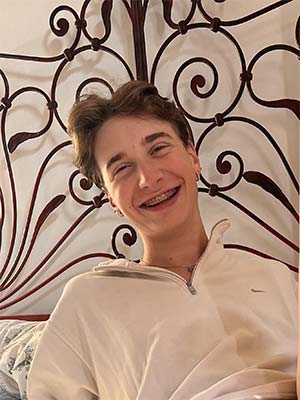 Keum de 25 ans portant fièrement les broches sur Hesdin 62