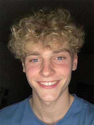 Blondinet frisé aux yeux bleus sur Caen 14000