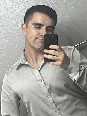 Gay curieux aux sourcils et la tête en broussaille, Saint-Malo 35