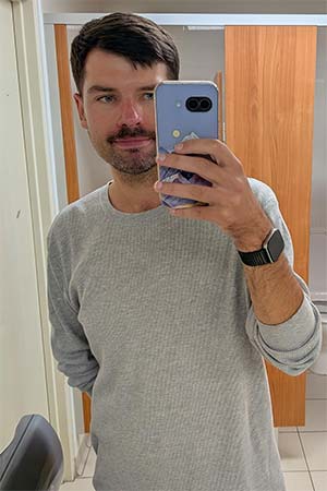 Homo moustachu travail son dad bod sur Foix en Ariège